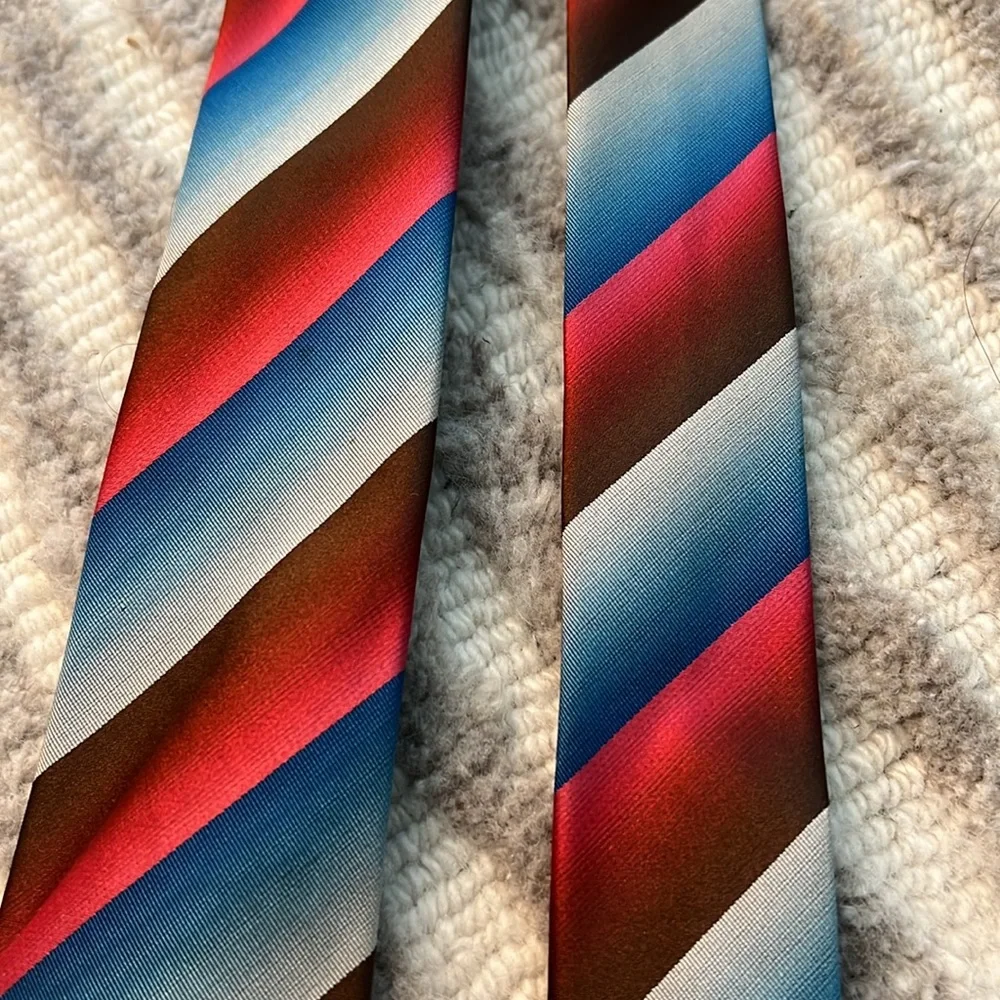 Gradient Stripe Tie - Picture 3 of 12
